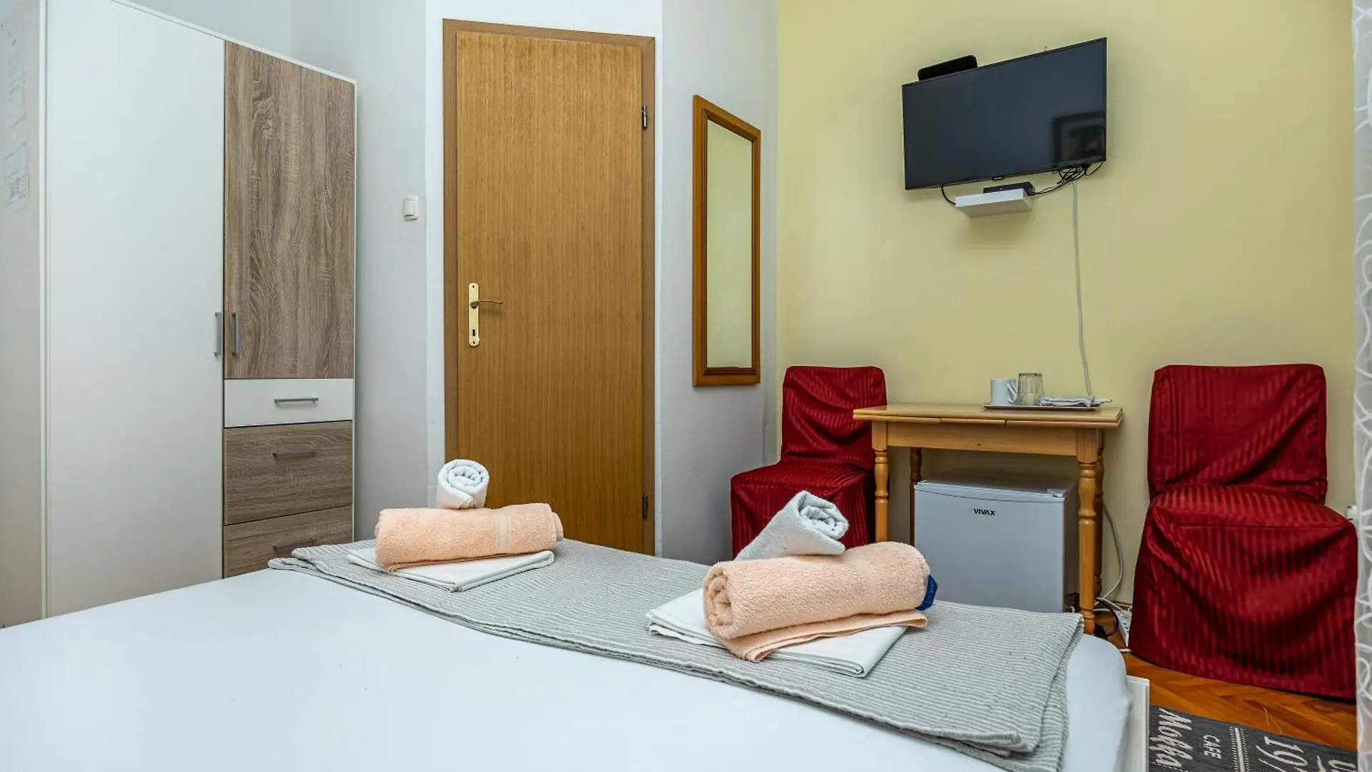 Gasthof Double Bedroom In Center Crikvenica